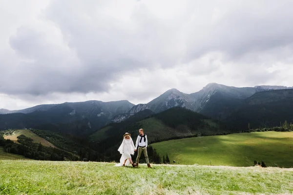 Piękna Panna Młoda Boho Stylu Sukienka Kapelusz Pan Młody Chodzić — Zdjęcie stockowe