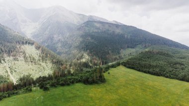 İnsansız hava aracından dağların güzel manzarası.