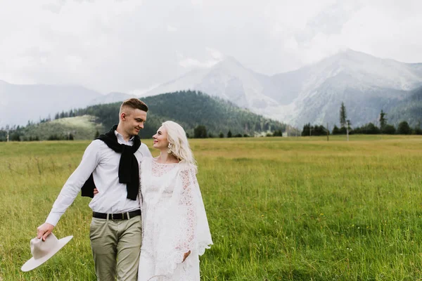 Vacker Brud Boho Stil Klänning Och Brudgum Kram Och Ett — Stockfoto