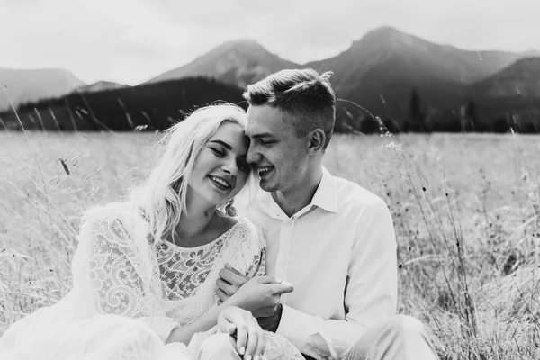 Schöne Braut Und Bräutigam Umarmen Und Gehen Auf Einem Feld — Stockfoto