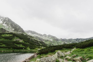 Dağlardaki güzel göl manzarası.