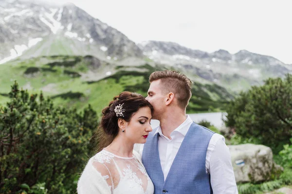 Schöne Braut Und Bräutigam Umarmen Sich Der Nähe Eines Sees — Stockfoto