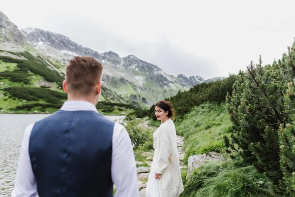 美丽的新娘和新郎在山上散步 新郎新娘在山里 — 图库照片