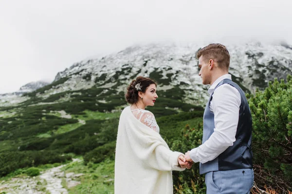 Schöne Braut Und Bräutigam Wandern Den Bergen See — Stockfoto