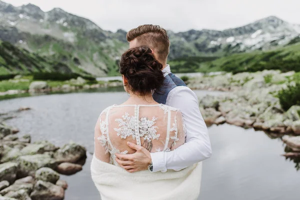 Güzel Gelin Damat Göl Kenarındaki Dağlarda Sarılıp Öpüşürler Stok Fotoğraf