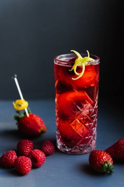 Buzlu ve meyveli kırmızı kokteyl..