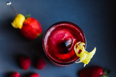 Buzlu ve meyveli kırmızı kokteyl..
