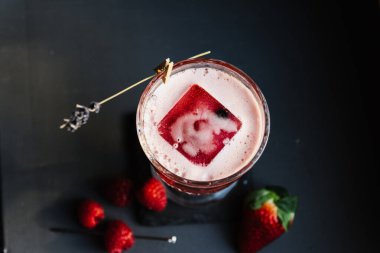 Bardakta buzlu kırmızı kokteyl..