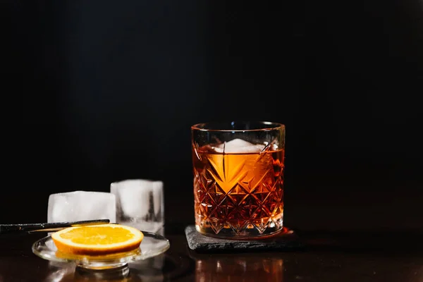 Whiskey Jég Narancs Közelkép Egy Sötét Háttér — Stock Fotó