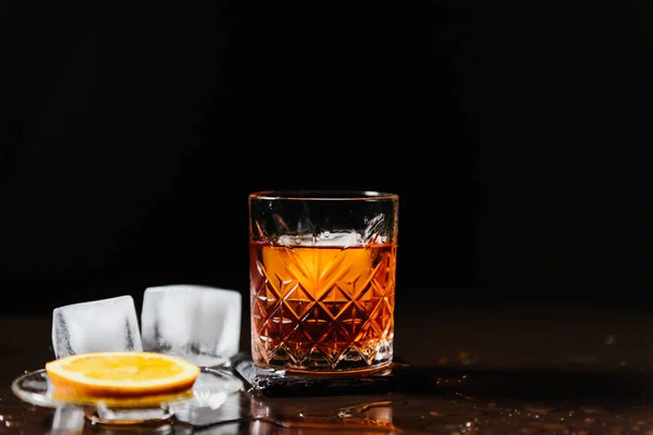 Whiskey Jég Narancs Közelkép Egy Sötét Háttér — Stock Fotó