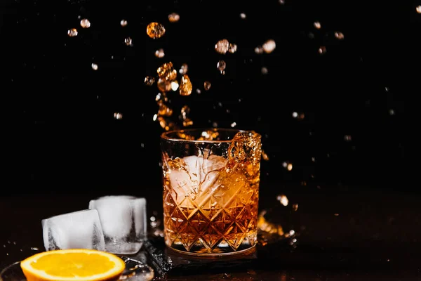 Whisky Avec Glace Gros Plan Orange Vaporiser Whisky Dans Verre — Photo