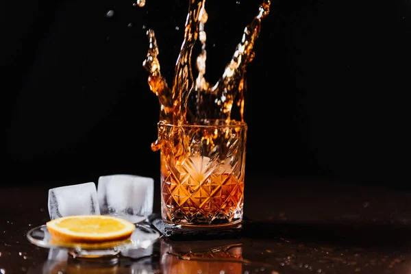 Whisky Avec Glace Gros Plan Orange Vaporiser Whisky Dans Verre — Photo