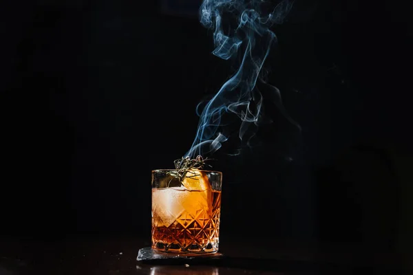 Whiskey Jéggel Narancssárgával Rozmaringgal — Stock Fotó