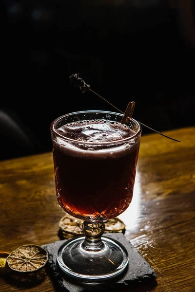 Cocktail Rouge Avec Glace Dans Verre — Photo