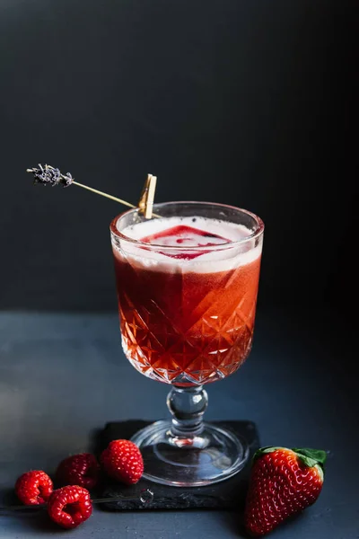 ガラスの中の氷と赤いカクテル — ストック写真