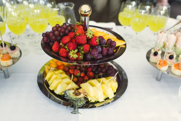 宴会桌上的菠萝 苹果和葡萄片 — 图库照片