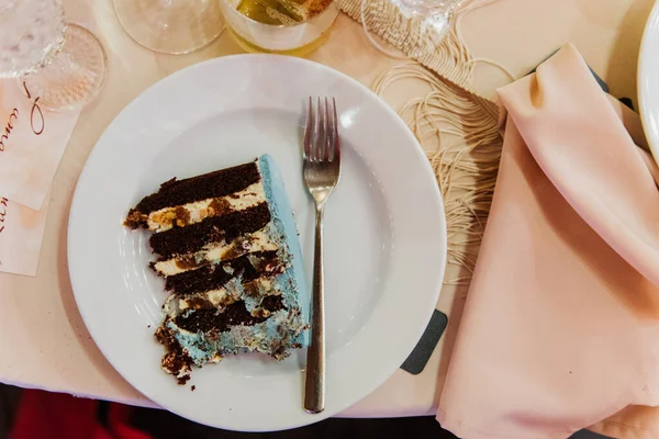 Μια Φέτα Κέικ Σοκολάτας Στο Γιορτινό Τραπέζι Ένα Κομμάτι Κέικ — Φωτογραφία Αρχείου