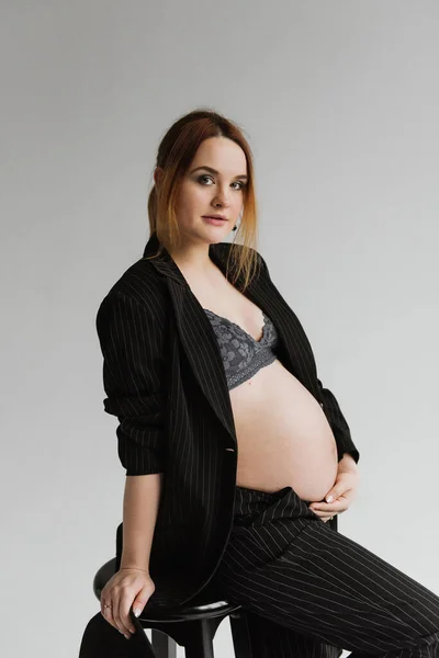 Jeune Femme Enceinte Costume Noir Studio Sur Fond Blanc — Photo