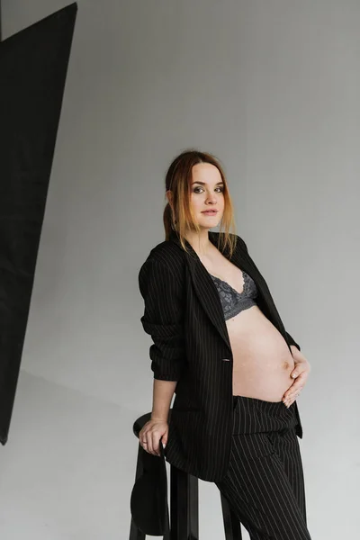 Ung Gravid Kvinna Svart Kostym Studion Vit Bakgrund — Stockfoto