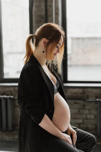 Jong Zwanger Vrouw Een Zwart Pak Studio Een Witte Achtergrond — Stockfoto