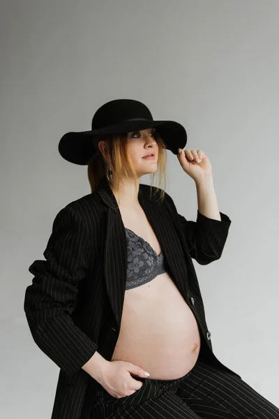 Jeune Femme Enceinte Costume Noir Chapeau Studio Sur Fond Blanc — Photo