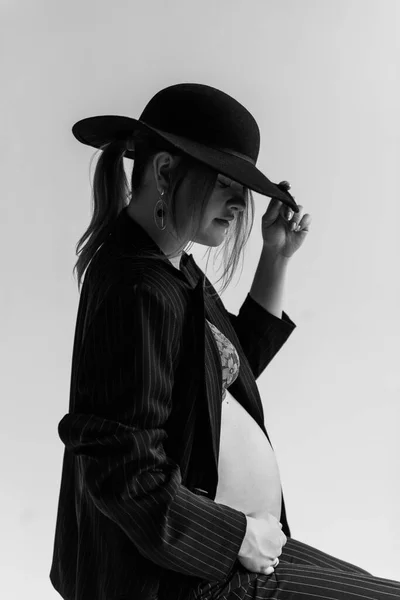 Jeune Femme Enceinte Costume Noir Chapeau Studio Sur Fond Blanc — Photo