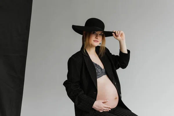 Молодая Беременная Женщина Черном Костюме Шляпе Студии Белом Фоне — стоковое фото