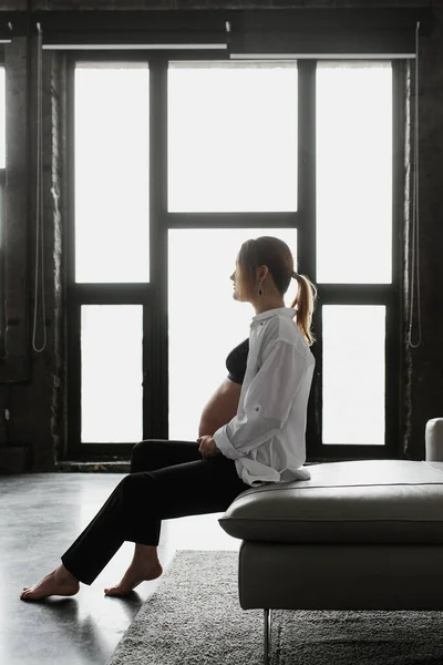 Jonge Zwangere Vrouw Ondergoed Een Wit Shirt Bij Het Raam — Stockfoto