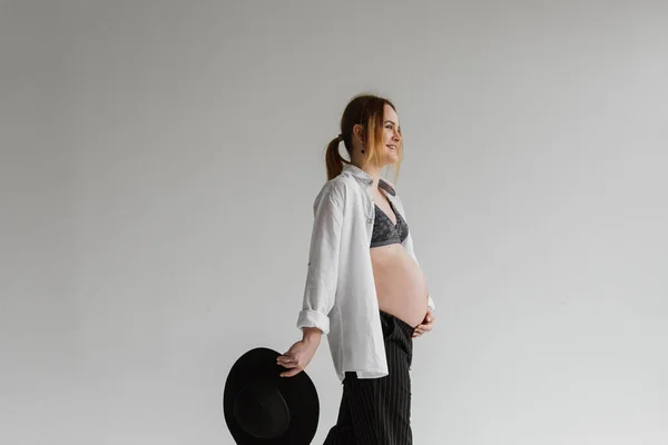 Jeune Femme Enceinte Sous Vêtements Une Chemise Blanche Chapeau Studio — Photo