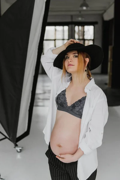 Ung Gravid Kvinna Underkläder Vit Skjorta Och Hatt Studion — Stockfoto