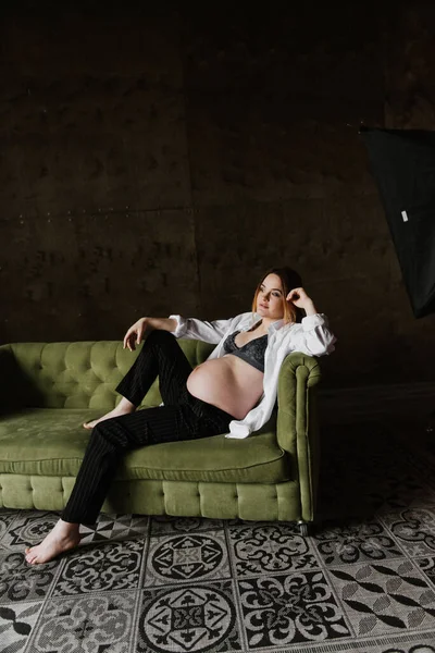 Ung Gravid Kvinna Underkläder Och Vit Skjorta Soffan Studion Gravid — Stockfoto