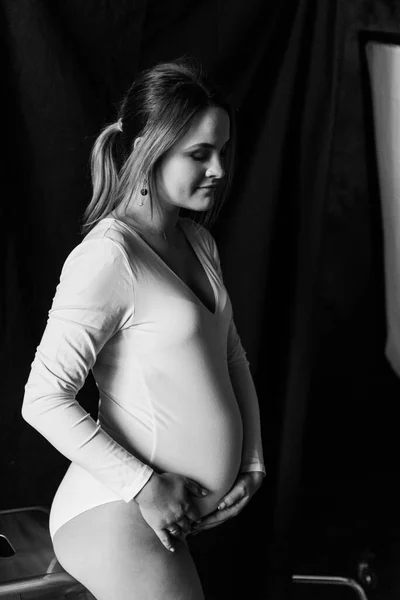 Jeune Femme Enceinte Body Blanc Photo Noir Blanc Une Femme — Photo