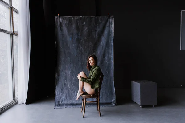 Krásná Nahá Žena Džínové Bundě Židli Studiu — Stock fotografie