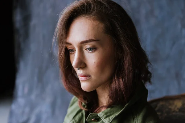 Belle Femme Nue Dans Une Veste Jean Studio Portrait Rapproché — Photo