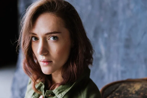 Belle Femme Nue Dans Une Veste Jean Studio Portrait Rapproché — Photo