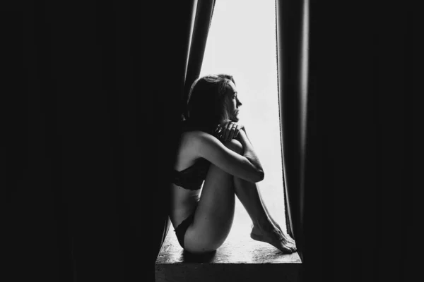 Stüdyonun Penceresinin Yanında Çamaşırlı Güzel Bir Kadın Pencerenin Yanında Siyah — Stok fotoğraf