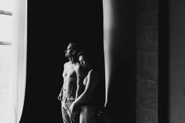 Foto Blanco Negro Hombres Mujeres Semidesnudos Cerca Ventana Del Estudio — Foto de Stock