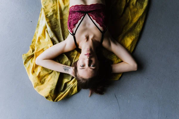 Krásná Žena Spodním Prádle Leží Podlaze Dívá Kamery — Stock fotografie