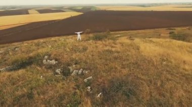 Adam teşekkür kaldırdı elleriyle hava görünümünü kaya