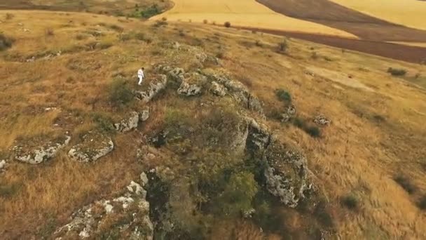 Vue aérienne de l'entraînement par le maître sur rocher de pierre dorée 
