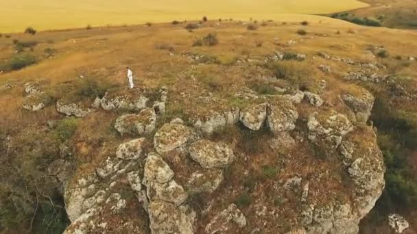 Vista aérea del entrenamiento por niño sobre roca de piedra dorada — Vídeos de Stock