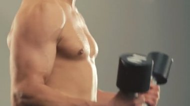 Kol kasları içinde jimnastik salonu için yükleri ile eğitim vücut geliştirmeci profili