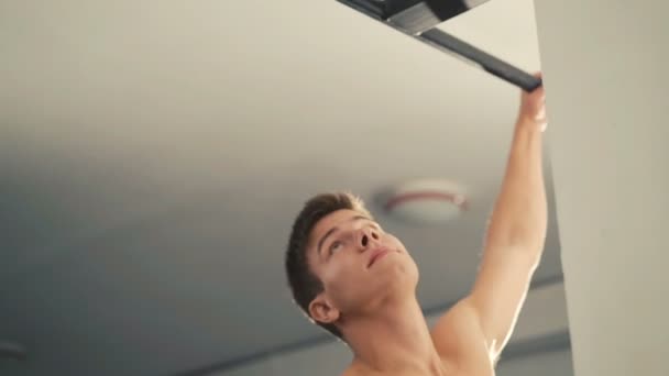 Giovane atleta muscolare pull-up — Video Stock