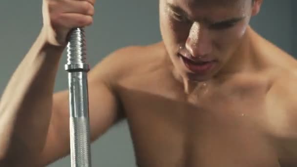 Detailní záběr kick boxer školení s vybavením cvičení v tělocvičně — Stock video