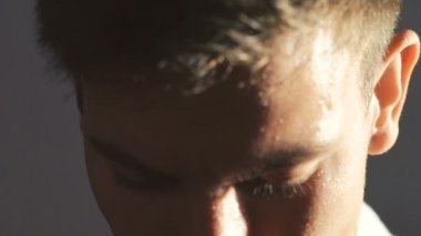 Yakın gri arka plan üzerinde güçlü sporcu kameraya bak