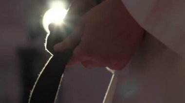 Spor salonunda onun siyah kuşak için düğüm tying taekwondo sanat sporcunun yakın çekim