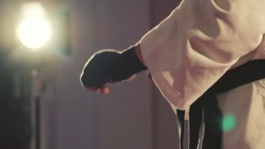 Tek tip spor salonunda ellerinde tamamladı Delme koyarak adam