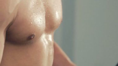 Spor salonunda ağırlık eğitim vücut geliştirmeci, yakın çekim. Yavaş yavaş