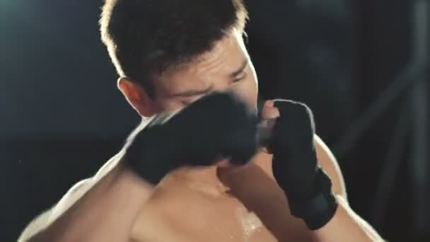 Sweapy boxer školení s boxovací pytel v tělocvičně — Stock video
