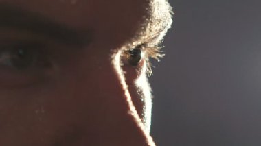 Yakın sweapy sporcu profilde gri arka plan üzerinde bak. Yavaş yavaş